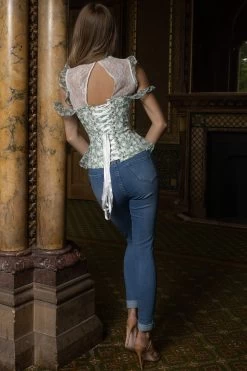 Blumenbesticktes Korsettoberteil Mit Spitzeneinsätzen -Corset Story FTS082 July2020 website 9 d7898de0 b0dd 435a 9fc6 e3d6c0311eee