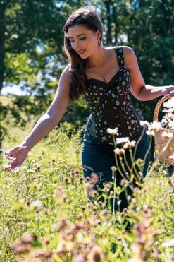 Vintage Gestyltes Gänseblümchen Überbrust Korsett -Corset Story FTS086 July2020 website 7